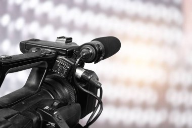 Soyut bulanık arkaplanı olan video kamera