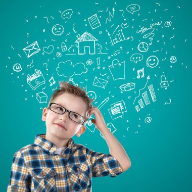 Hayal gücü, karalama sanatı, yaratıcı ve çocukluk konsepti hayalleri olan sevimli çocuk.