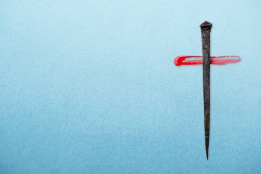 Paslı çivilerle, kan damlalarıyla yapılmış Hıristiyan haçı. İyi Cuma, Paskalya Günü.