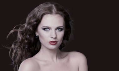 Makyajlı güzel bir genç kadının portresi.