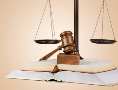 Adalet pulları, kitaplar ve masa üzerinde ahşap tokmak. Adalet kavramı