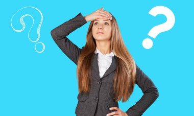 İki şeyle kıyaslayan genç bir kadın..