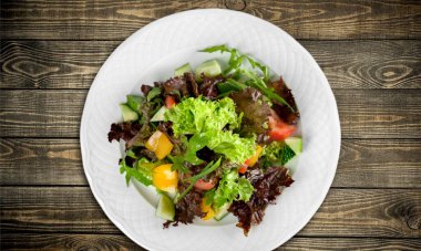 Karides, domates ve doğranmış maydanozlu spagetti.