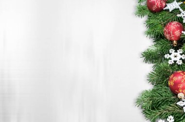 Gri masadaki Noel kompozisyon süslemeleri