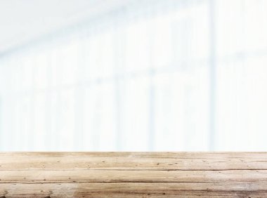 Soyut bulanık arkaplanda boş ahşap tablo, ürün gösterimi.