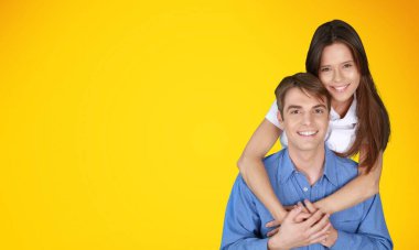 Sarı arka planda mutlu genç çift