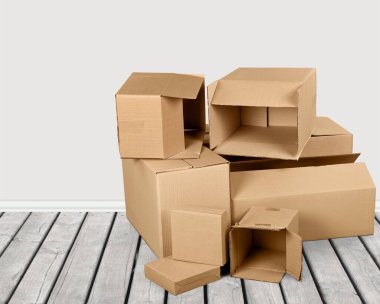 Arka planda bir sürü karton kutu var