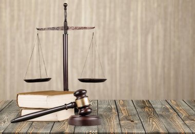 Adalet pulları, kitap ve tahta tokmak. Adalet kavramı