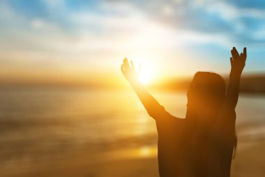 Gün batımındaki siluet kadın