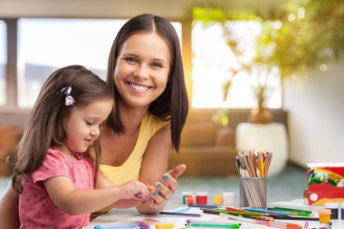 Bir anne ve kızı birlikte Paskalya yumurtası boyuyor.