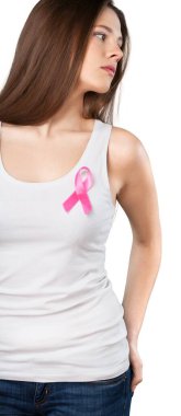 Göğsünde pembe kurdele kullanan bir kadın.