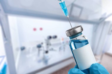 Bir sağlık çalışanı aşı hazırlar. 