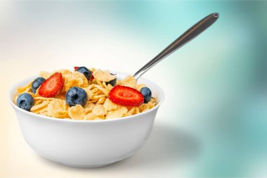 Kahvaltı için böğürtlenli ev yapımı yulaf ezmesi