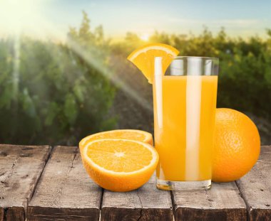 Doğal arkaplanda bir bardak lezzetli portakal suyu