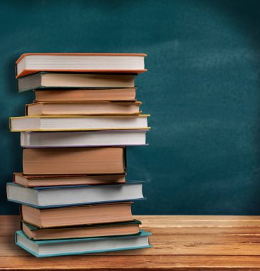 Tahta masadaki eski çalışma kitapları..