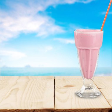 Beyaz üzerine izole edilmiş pembe milkshake.