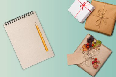 Kalem, defter ve hediye kutularıyla güzel bayram kompozisyonu,