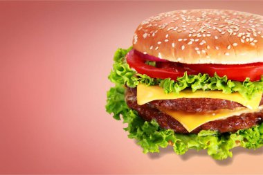 sığır eti, peynir, domuz pastırması ve sebzeli tek bir taze hamburger.