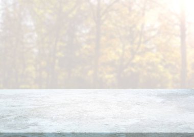 Arkaplanda Bulanık Bahçeli Boş Masa.