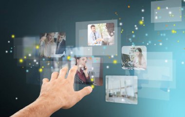 teknoloji, internet, televizyon ve sanal ekran kavramı - adam video ile sanal ekranda düğmeye basıyor