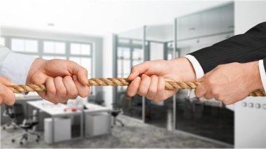 Römorkör savaşı, iki işadamı beyaz arka planda izole edilmiş zıt yönlere halat çekiyor.