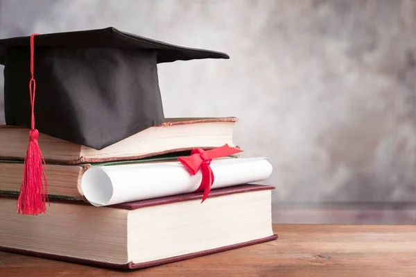 Gorra Graduación Negra Con Libros Diploma Escritorio — Foto de Stock