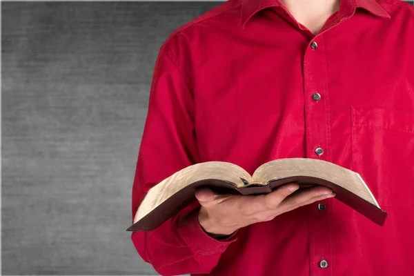 Mann Hält Heilige Bibel Auf Hintergrund — Stockfoto