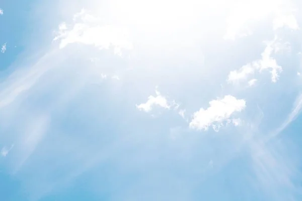 Голубое Небо Фоне Белых Облаков Летнее Небо Яркий Расчищающий День — стоковое фото