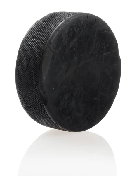 Hockey Puck Isolerad Vit Bakgrund — Stockfoto