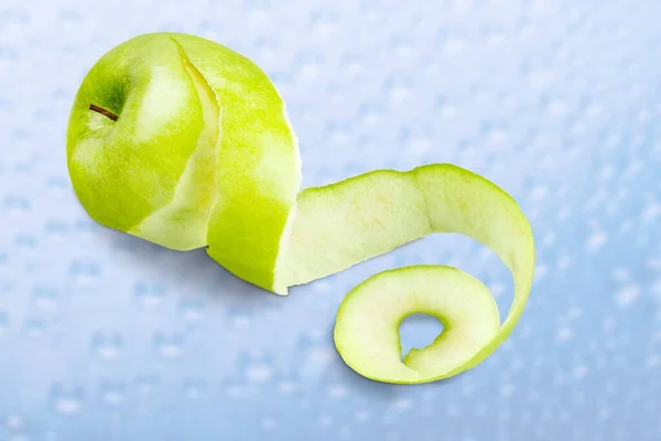 ツイスティング肌の緑のアップルの皮 — ストック写真