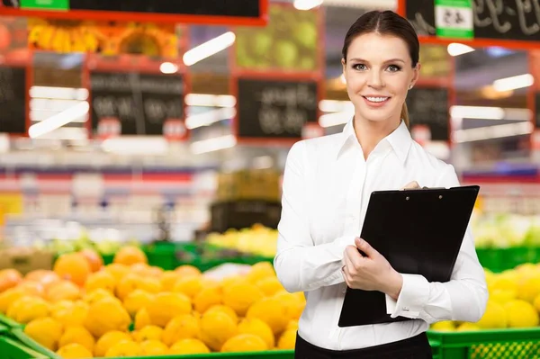 Bella Giovane Donna Che Lavora Negozio Alimentari — Foto Stock