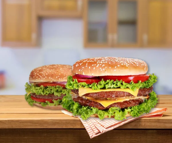 Leckere Gegrillte Hausgemachte Burger Mit Rindfleisch Tomaten Käse Auf Rustikalem — Stockfoto