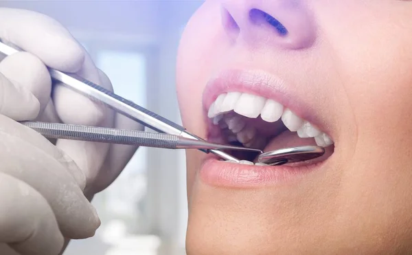 Denti Donna Uno Specchio Bocca Dentista Sfondo — Foto Stock