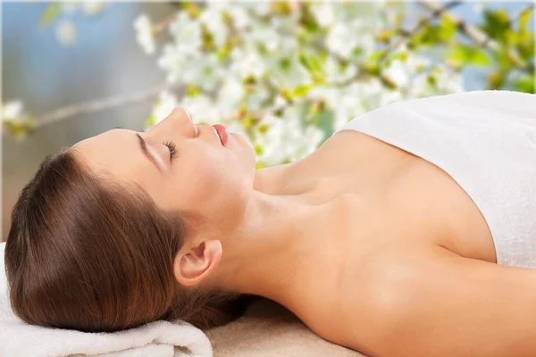 Concepto Belleza Spa Hermosa Mujer Salón Spa Tumbado Escritorio Masaje — Foto de Stock