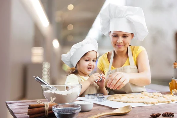 Uma Família Feliz Cozinha Mãe Crianças Cozinhar Bolo Cozinha — Fotografia de Stock