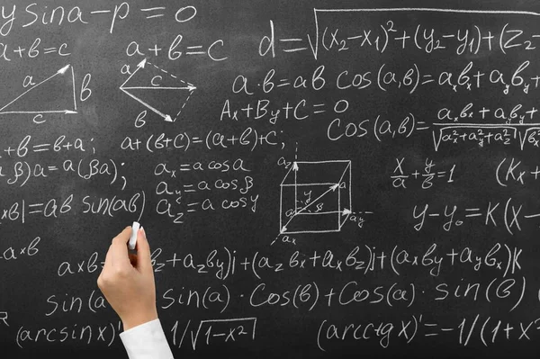 Guru Tangan Menulis Matematika Dan Formula Ilmu Pengetahuan Papan Tulis — Stok Foto