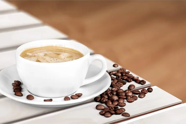Kahve Fincanı Kahve Çekirdekleri Masada — Stok fotoğraf