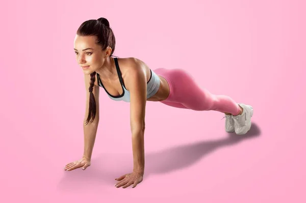 Sportig Flicka Gör Sport Motion Rosa Bakgrund — Stockfoto