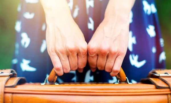 女性の手を保持旅行スーツケース — ストック写真