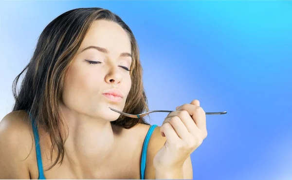 Mujer Joven Comiendo Deliciosa Comida Con Tenedor — Foto de Stock