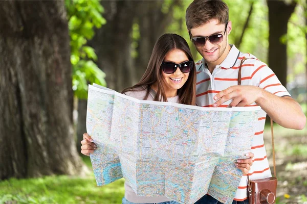 Zomervakantie Dating Toerisme Concept Lachend Koppel Zonnebril Met Plattegrond Stad — Stockfoto