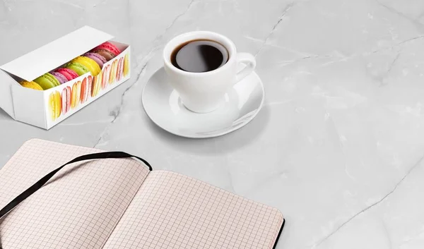 Notizbuch Oder Tagebuch Kaffee Latte Macaron Plätzchen Auf Dem Schreibtisch — Stockfoto