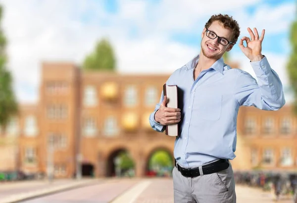 Jonge Grappige Man Met Bril Tegen Schoolbord — Stockfoto