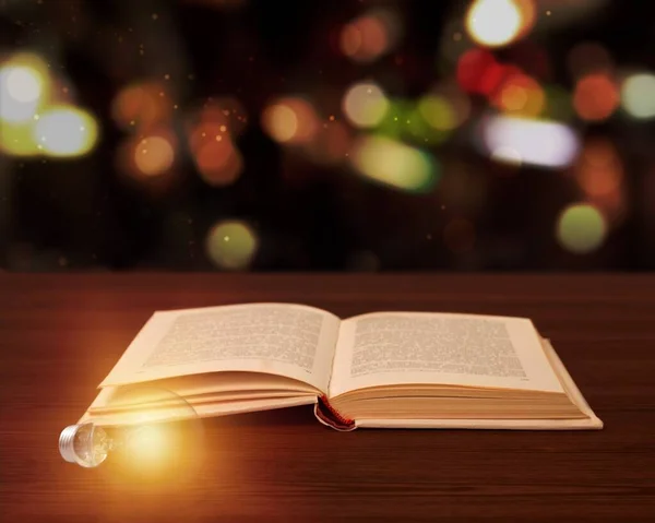 Μαγική Εικόνα Του Ανοιχτού Βιβλίου Αντίκες Ξύλινο Τραπέζι Φόντο Glitter — Φωτογραφία Αρχείου