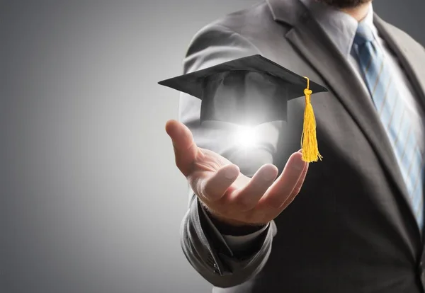 Homem Negócios Está Segurando Chapéu Formatura Conceito Educação Empresarial — Fotografia de Stock