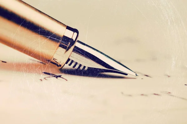 Όμορφη Χρυσή Πένα Στυλό Αφήνει Μια Υπογραφή Ένα Λευκό Χαρτί — Φωτογραφία Αρχείου
