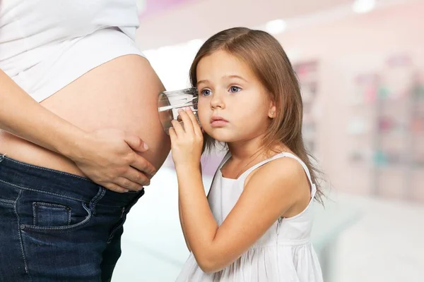 Kind Meisje Luisteren Met Kan Zwangere Moeders Maag — Stockfoto