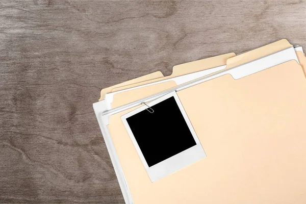 木制桌子上的商业文件夹上的空白照片 — 图库照片