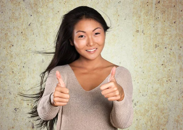 Éxito Belleza Sonrisa Mujer Pulgares Arriba Piedra Fondo —  Fotos de Stock