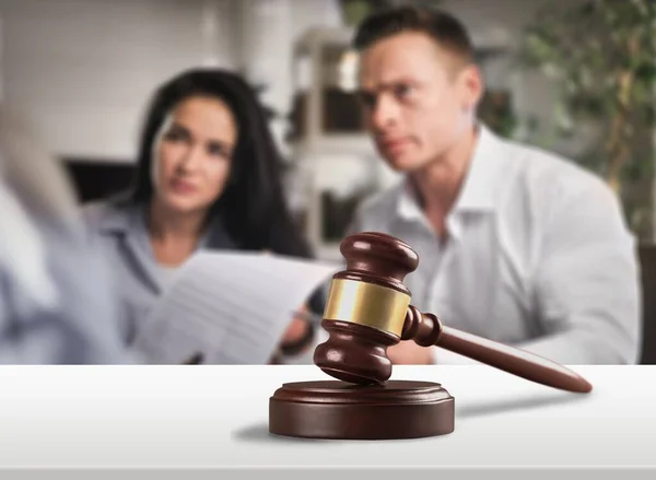 Judge Gavel Young Couple Lawyer Office — Stock Photo, Image